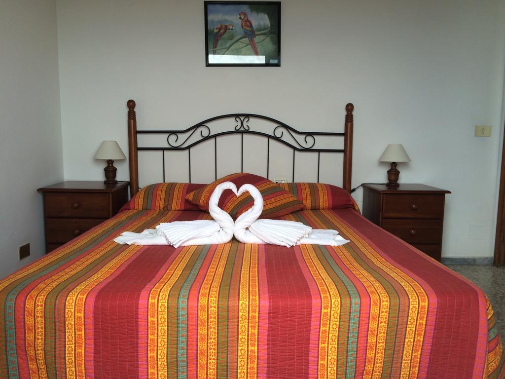 Apartamentos Dominguez Calera Rum bild